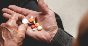 Kela maksoi lääkekorvauksia lähes 2 miljardia euroa – uusia, kalliita lääkkeitä korvattiin