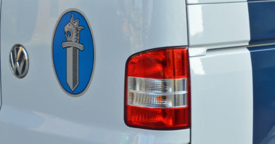 Alaikäinen kuljettaja ajoi poliisia karkuun varastetulla autolla – pako pysähtyi piikkimattoon