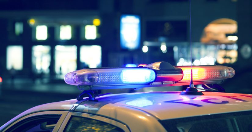 Poliisipartio kytki hälytyslaitteet ja pysäytysvalon päälle pysäyttääkseen BMW:n.