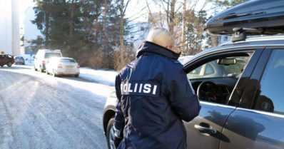 Rattijuopot kuljettivat autojaan peräkanaa – poliisi pysäytti ilman korttia ajaneet naisen ja miehen