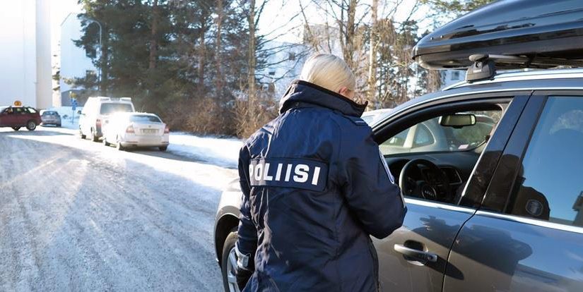 Poliisi tarkastaa ajo-oikeuksia ja valvoo kuljettajien kuntoa.