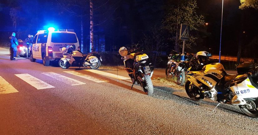 Poliisiyksiköitä valvonnan yhteydessä tapahtuneen takaa-ajotilanteen jälkeen.