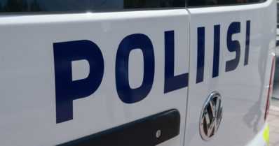 Juuri ajokortin saanut kuljettaja leikki käsijarrulla – nuorten matka päättyi puuhun