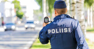 Kaasu auki kahtasataa – kuljettaja ei noudattanut poliisin pysäytysmerkkiä