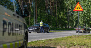 Lapsi juoksi tien yli koulubussin takaa – vastakkaisesta suunnasta tullut auto törmäsi