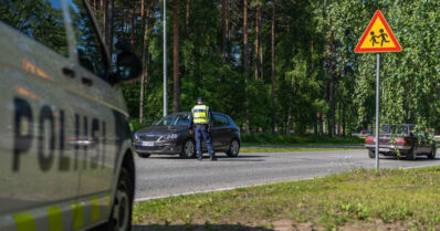 Lapsi juoksi tien yli koulubussin takaa – vastakkaisesta suunnasta tullut auto törmäsi