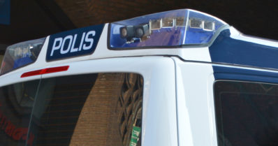 Ohikulkenut sekava mies potkaisi poliisiautoa kylkeen – hallusta löytyi iso keittiöveitsi