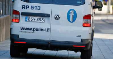 Kahdeksanvuotias nousi pysäköidystä autosta – ohi ajanut pakettiauto osui lapseen
