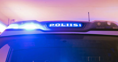 Nuorukainen kuoli auton törmättyä seinään – poliisi epäilee kuljettajan ajaneen huomattavaa ylinopeutta