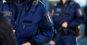 Mies soitti hätäkeskukseen kymmeniä kertoja – yritti saada väkivalloin myös poliisin aseen haltuunsa