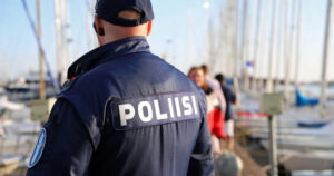 Auto oli ajamassa lossille, mutta putosi mereen – lossin kuljettaja oli nostanut rampin ylös