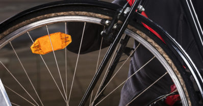 Ilman valoja ajanut pyöräilijä kiinnitti huomiota – mieheltä löytyi laiton käsiase, kääntöveitsi ja huumausaineita