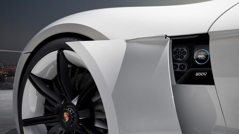 Mission E:n konseptiversion sähkömoottoreista irtosi 590 hevosvoiman kokonaisteho, ja toimintamatkaksi ilmoitettiin noin 500 kilometriä.