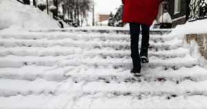 Huonoihin ajokeleihin varauduttava – jalkakäytävät ovat erittäin liukkaita varsinkin etelässä