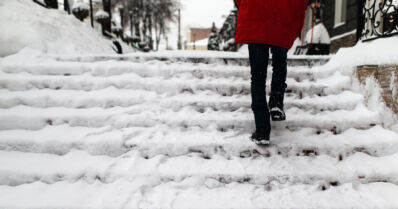 Sää lauhtuu koko Suomessa – jäätävä tihkusade tekee kuitenkin tiet ja jalkakäytävät liukkaiksi