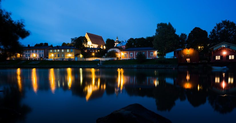 Porvoon idyllisen miljöön rauhaa rikkoo häiriköivä mies rikoskumppaneineen.