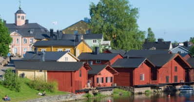 Auto syöksyi aamulla jokeen – sukeltajien pelastama nainen toimitettiin sairaalaan