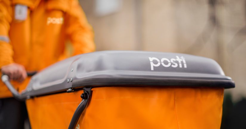 Jakamatta jääneet, avaamattomat postit löydettiin Postin lukitusta pukukaapista lukkojen päivityksen yhteydessä.