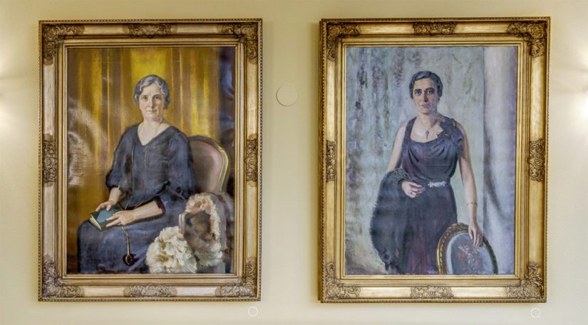 Tasavallan presidenttien puolisoiden muotokuvat ovat Atriumin parvella. Vasemmalla Eero Snellmanin muotokuva Ester Ståhlbergista ja Verner Thomén muotokuva Signe Relanderista.