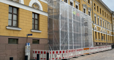 Puolustusministeriön sisäänkäynnin töhryjen puhdistus etenee – kustannukset kymmeniä tuhansia