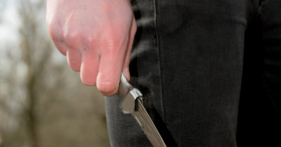 Alaikäisistä koostuva nuorisojoukko yritti ryöstää laukun – 15-vuotiasta poikaa puukotettiin vatsaan