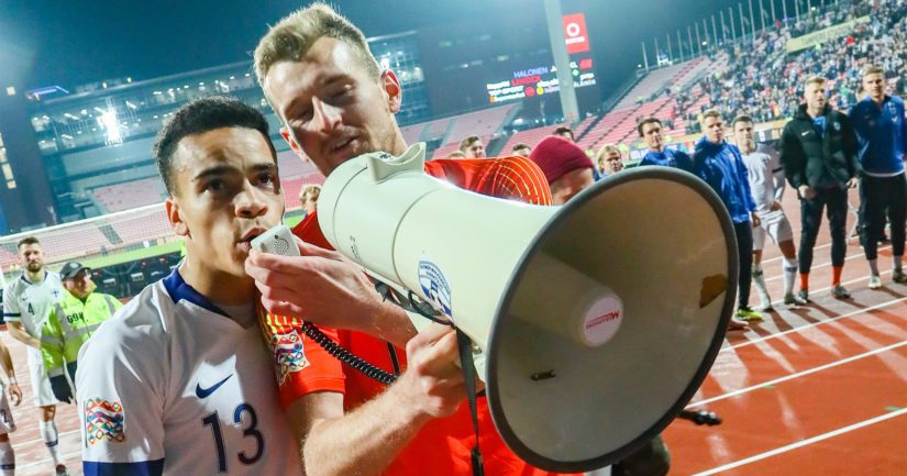 Nollan jokaisessa ottelussa pitänyt maalivahti Lukas Hradecky haastattelee voittomaalin tehnyttä Pyry Soiria.