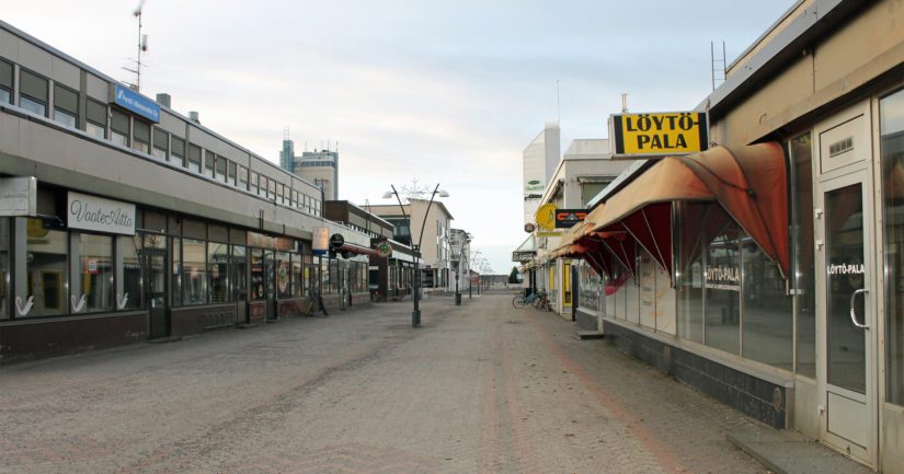 Raahen kävelykatu on ollut jo vuoden ajan surullisen hiljainen. Liike toisensa perään on lopettanut toimintansa. Osa eläköitymisen ja osa kannattamattomuuden takia.