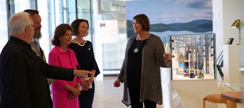 Rafaela ja Kaj Forsblom sekä Kansallismuseon museojohtaja Berndt Arell esittelevät upeaa kokoelmaa.