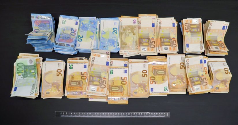Käteistä rahaa takavarikoitiin useista kohteista kymmeniä tuhansia euroja.
