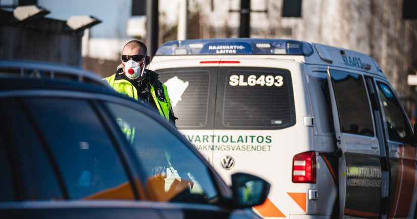 Rajatarkastaja valvoo rajanylitysliikennettä Länsisatamassa.