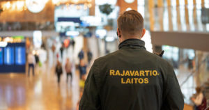 Uusi koronavirusmuunnos huolestuttaa – eteläisen Afrikan maista saapuvat pakolliseen terveystarkastukseen
