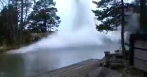 Kymmenet miljoonat menivät halpaan – vai että salama räjäyttää videolla vesipatsaan?