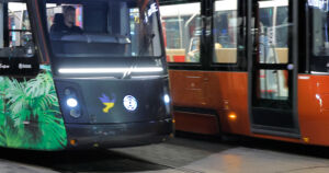 Raitiovaunu pysähtyi vain 2–3 metrin päähän – karanneet pikkulapset pelastuivat täpärästi