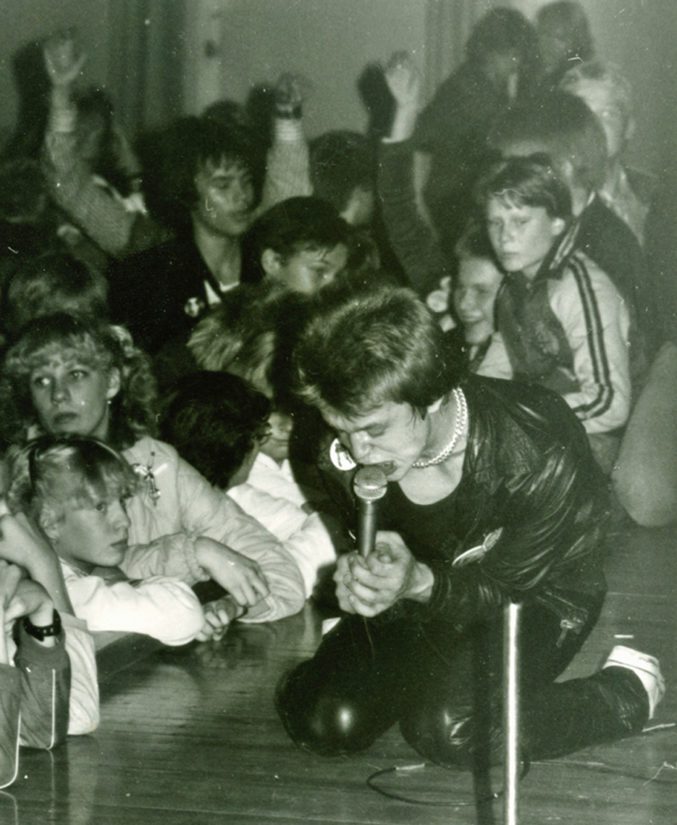Ratsian Jyri Honkavaara keikalla 1970-luvun lopussa.