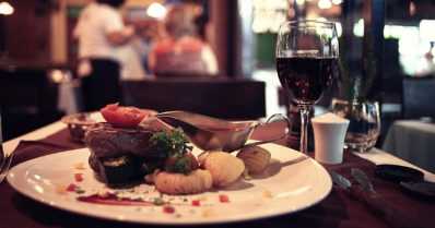 Ravintoloiden rajoituksia muutettiin useilla alueilla – uusi kolmas välitaso käyttöön