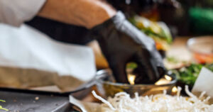 Ravintoloitsijalle tuli oikeudessa kallis lasku – teetti 16 tunnin työpäiviä 4 euron tuntipalkalla