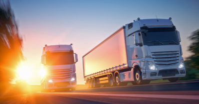 Kolmen raskaan ajoneuvon kolari moottoritiellä – kuljettajat vietiin hoidettaviksi sairaalaan