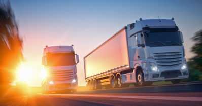 Rekan perävaunu irtosi ja ajautui omakotitalon pihaan – vaurioina vain postilaatikot, pihlaja ja liikennemerkki