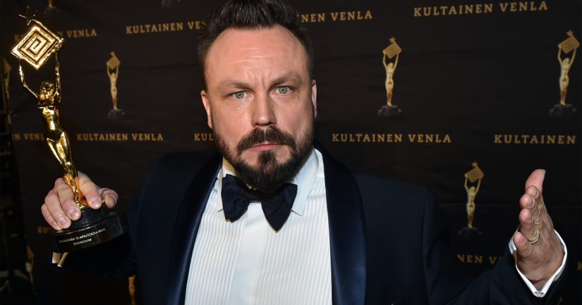 Lasten- ja nuortenkirjallisuuden Finlandia-voittajan valitseva televisiotuottaja ja toimittaja Riku Rantala on itsekin palkittu muun muassa Kultaisella Venlalla.