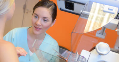 Joka päivä 14 naista sairastuu rintasyöpään – ”Huolet kannattaa ottaa puheeksi matalalla kynnyksellä”