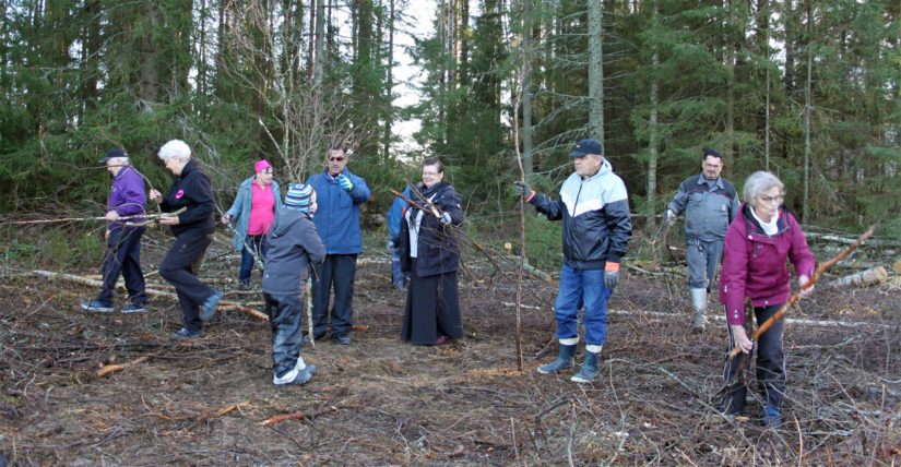 Kauhavan Invalidien talkoilu saa jatkoa, sillä Lehtopirtin pihamaalle raivataan myös esteetön ulkoilualue.