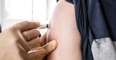 Koronataudin sairastanut ei yleensä tarvitse toista rokoteannosta – voidaan antaa esimerkiksi matkustussyistä