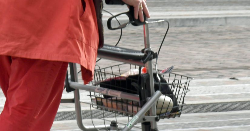 Rikoksen uhri oli rollaattorilla liikkunut 90-vuotias nainen.