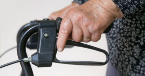 Nuoret heittivät rollaattorilla kulkenutta naista jääkimpaleella – heitto osui takaraivoon