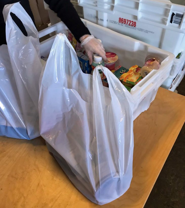 Ruokajakelu uudessa tilanteessa, koronaepidemian aikana ruoka-apua toteutetaan pääasiassa ruokakasseja jakamalla.