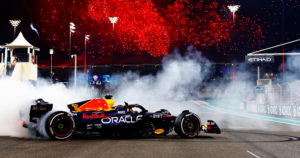 Max Verstappenin hurja kausi päättyi voittoon – Valtteri Bottaksella surkeaa