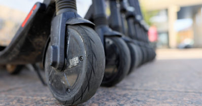 Mies löi ohi yrittänyttä potkulautailijaa nyrkillä – parivaljakon naisen repusta löytyi kirves