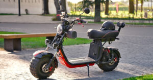 Kaksipyöräisten ajokausi alkoi – pitääkö sähköavusteinen polkupyörä liikennevakuuttaa?