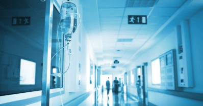 Kaksi henkilöä loukkaantui vakavasti liikenneonnettomuudessa – henkilöautot ajoivat nokkakolarin