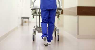 Moottoripyörällä keulinut nuori törmäsi kävelijään – tajunsa menettänyt jalankulkija toimitettiin sairaalaan